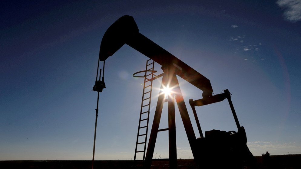النفط يهبط مع صعود الدولار والسوق تراقب صادرات العراق