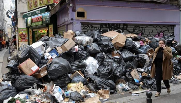 رائحة القمامة “تغزو” العاصمة الفرنسية باريس