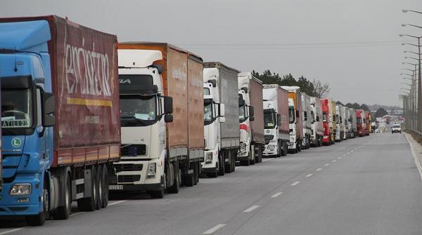 “الأمن العام “: عبور 26 شاحنة مساعدات تابعة لبرنامج الغذاء العالمي باتجاه غزة