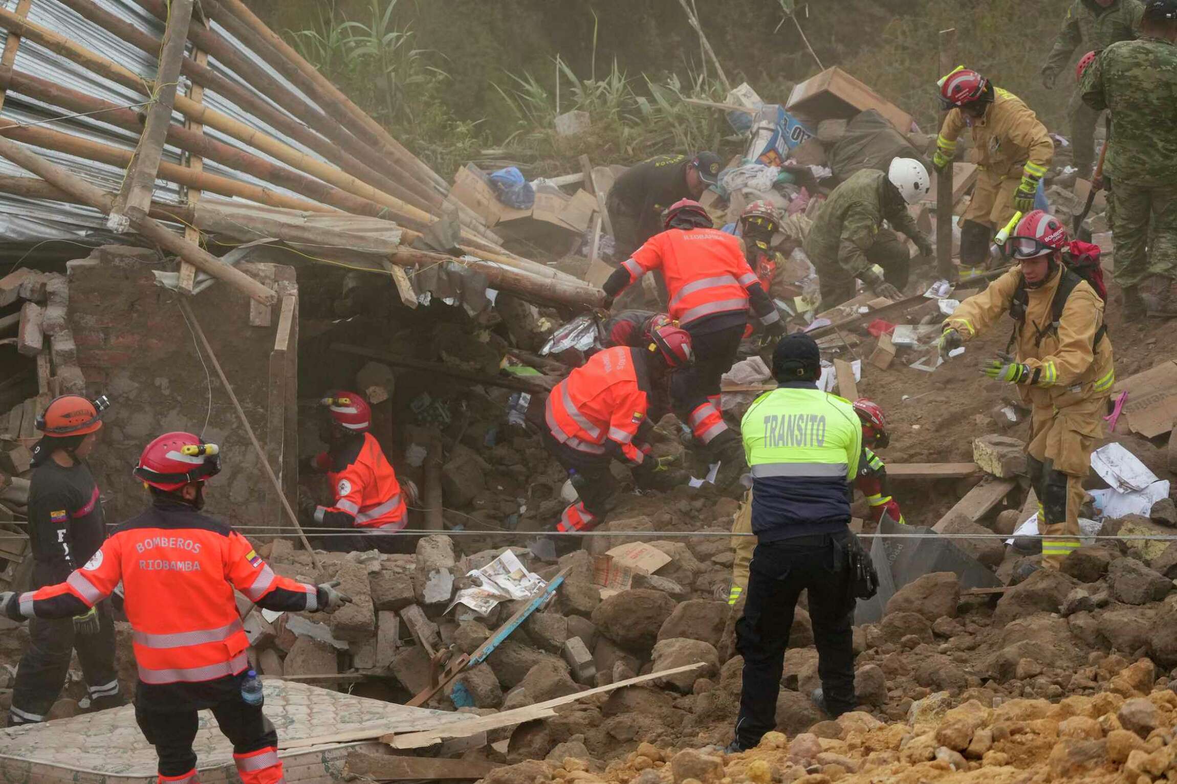 ارتفاع عدد الوفيات جراء انهيار أرضي في الإكوادور إلى 23