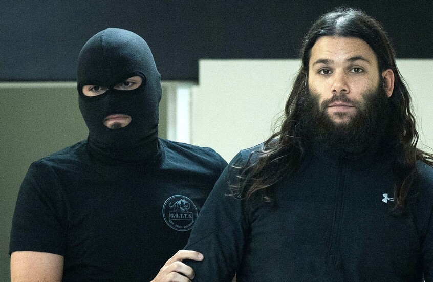 أسامة كريم أثناء اقتياده من قبل الشرطة السويدية خلال محاكمته بتهمة إحراق الطيار الكساسبة